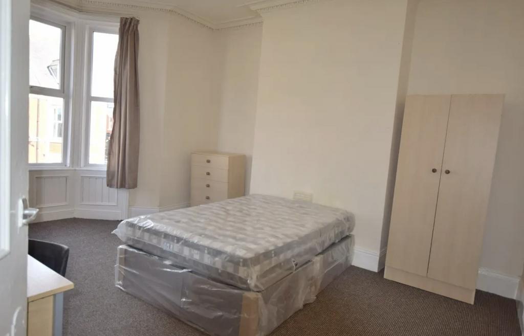 Bright double bedroom with large bay windows, n...