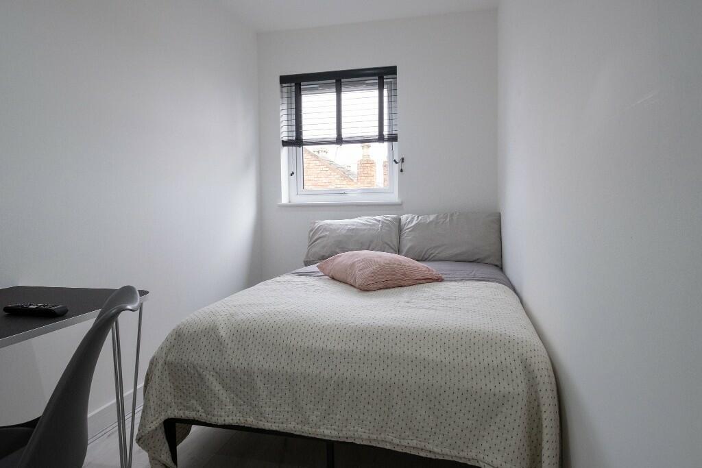 A bright and neatly maintained double bedroom w...