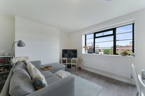 3 bedroom apartment to rent, Aldwyn House, Vauxhall London SW8