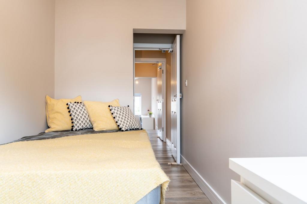 Bright, neatly presented bedroom with a cosy be...