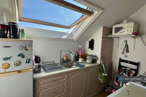 2 bedroom flat to rent, Queens Avenue, London, N10