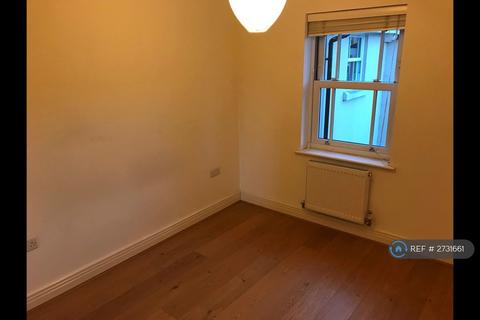 2 bedroom flat to rent, Holford Way, London, SW15