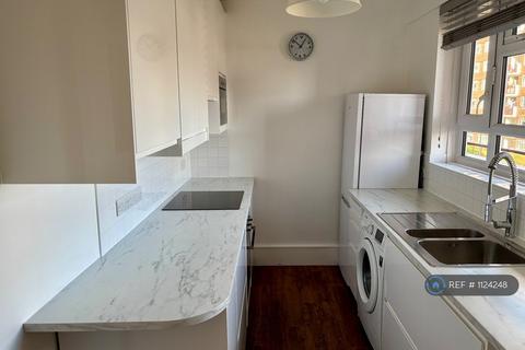 2 bedroom flat to rent, Ambleside, London, SW19