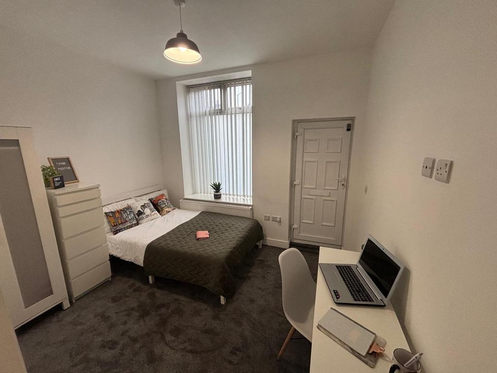 Bright, well-presented double bedroom with a co...