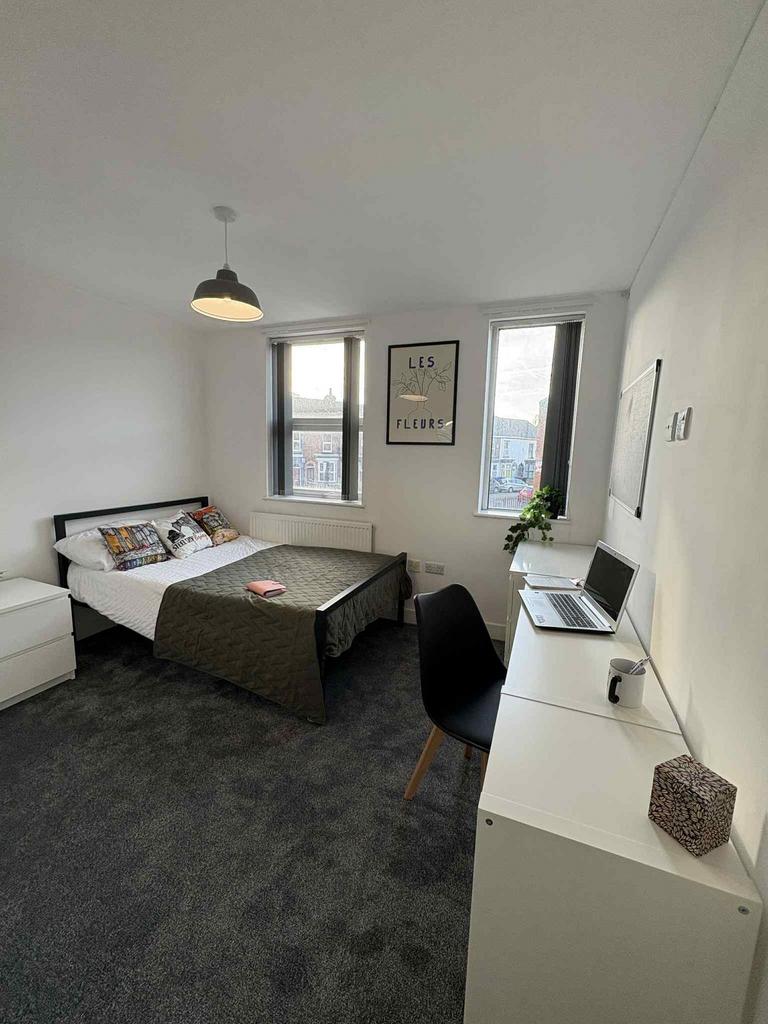 Bright, well-presented double bedroom with a co...
