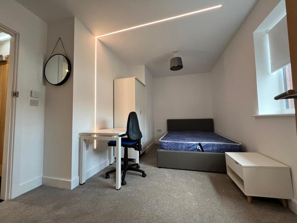 Bright, recently decorated single bedroom with ...