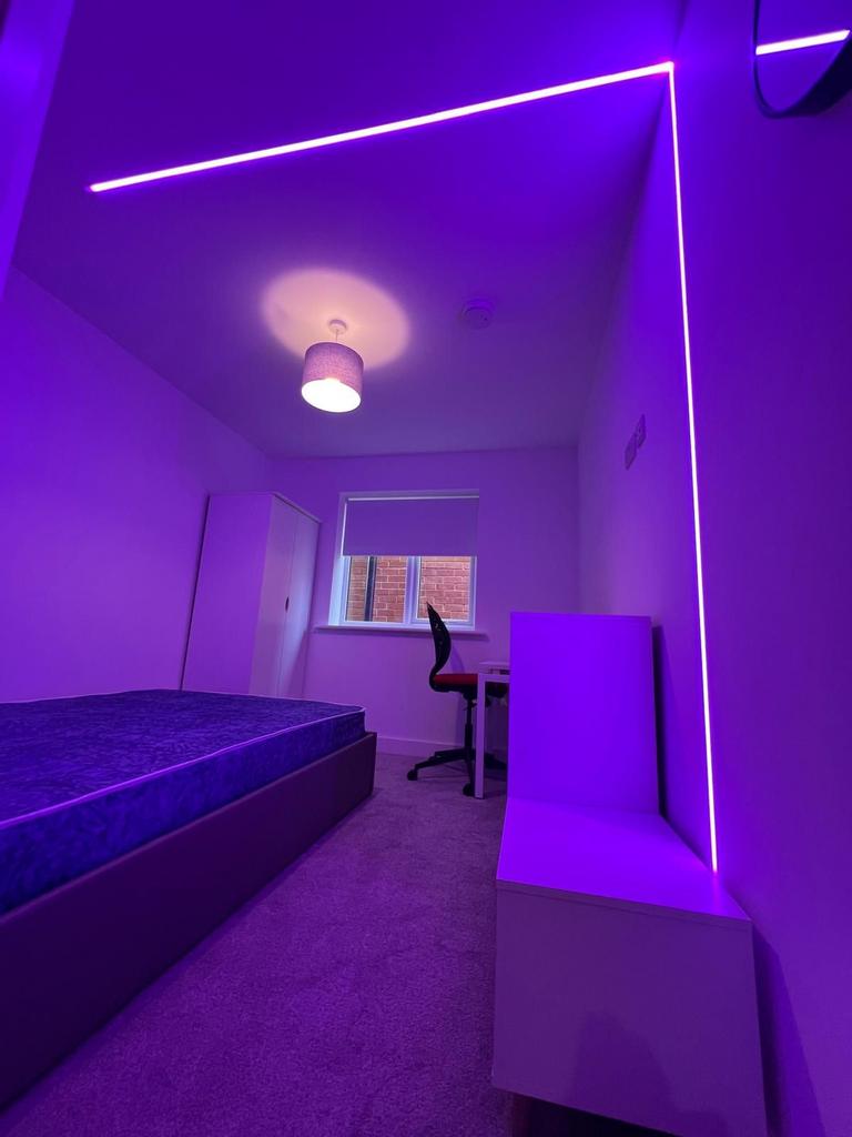 Bright, modern single bedroom with a comfortabl...