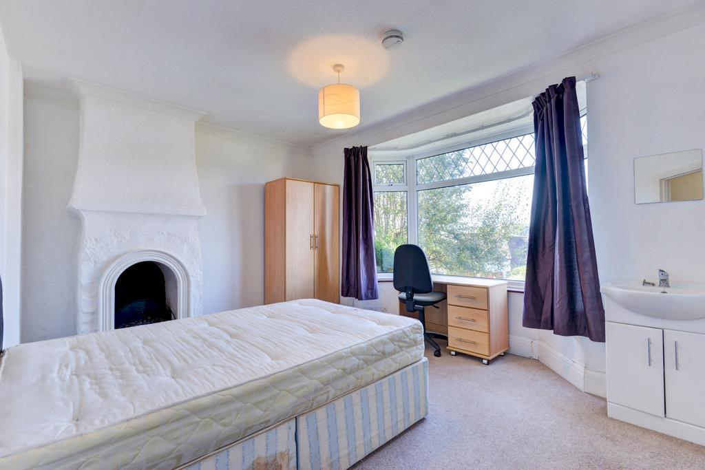 Bright, well-presented double bedroom with a la...