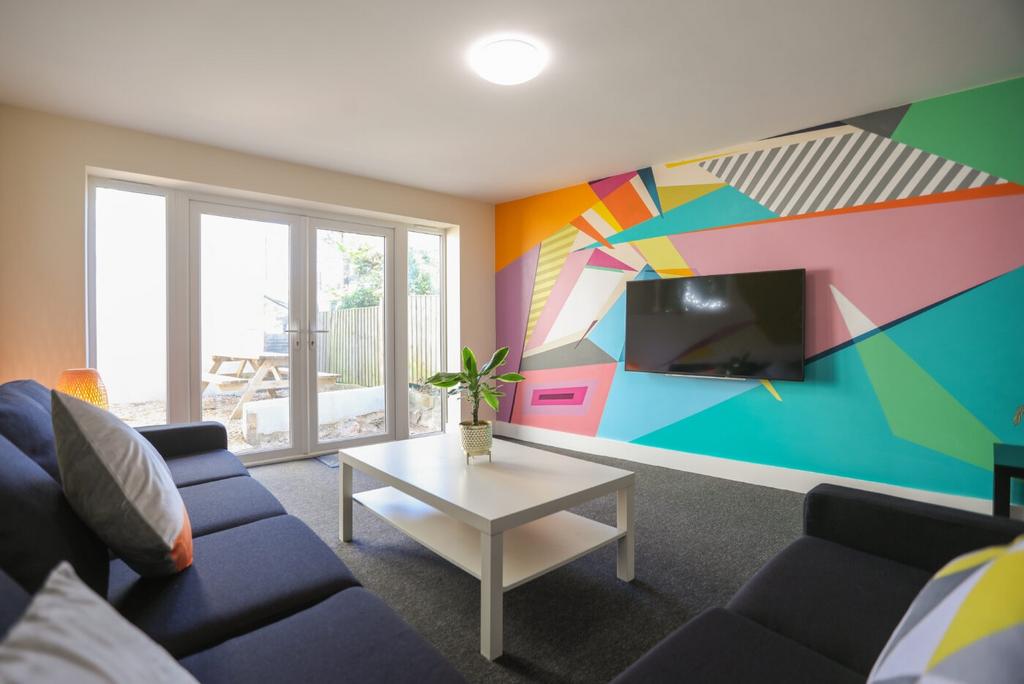 Bright and contemporary living room featuring l...