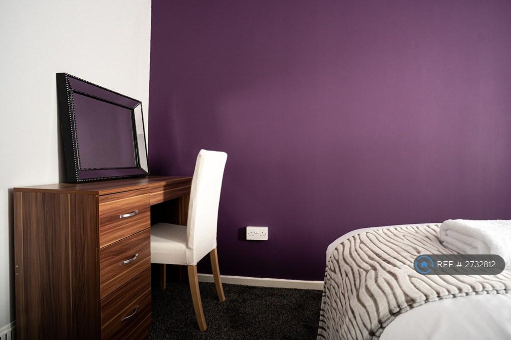 Twin Bedroom With Large Walk In Cupboard