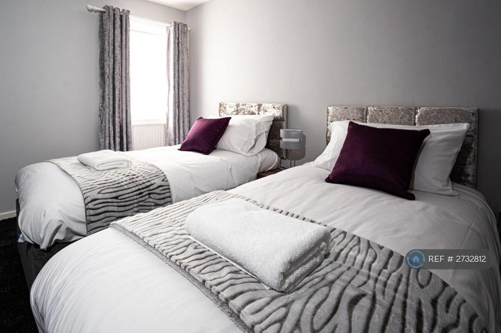 Twin Bedroom With Large Walk In Cupboard