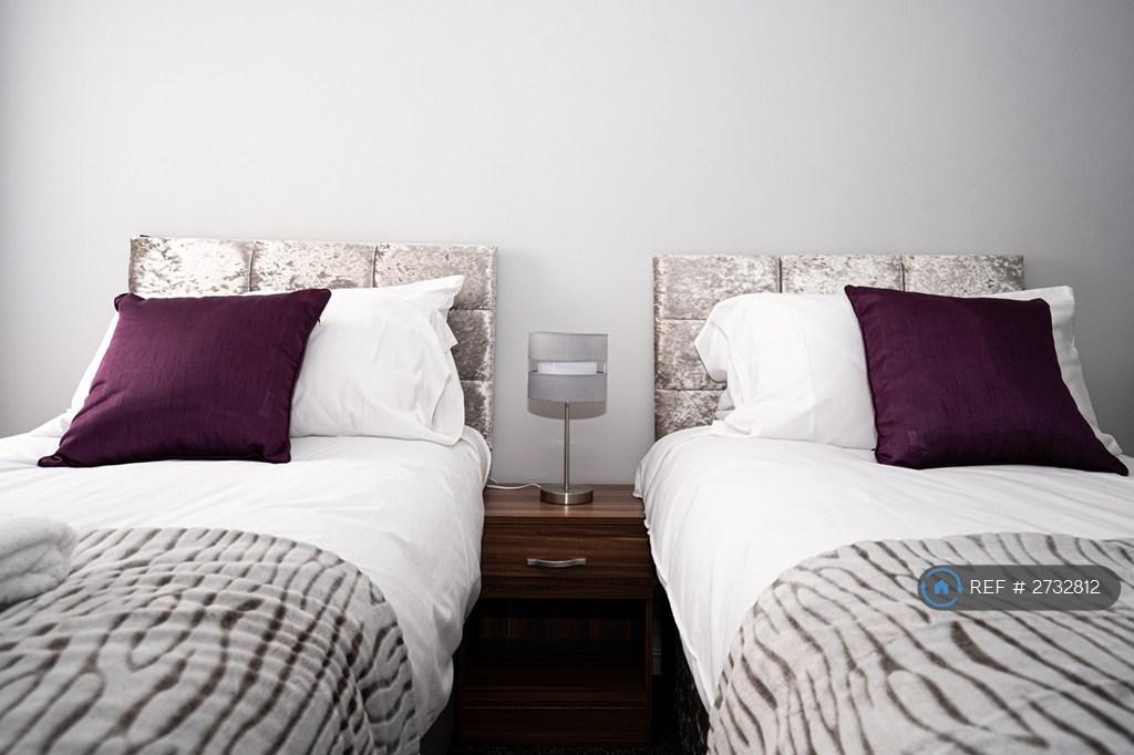 Twin Bedroom With Large Walk In Cupboard