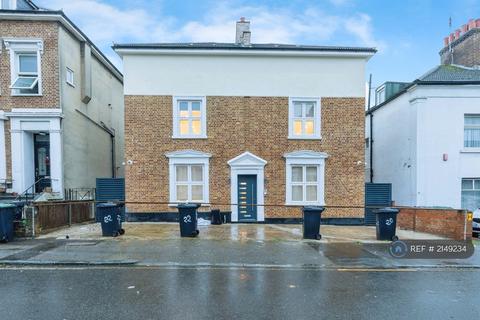 2 bedroom flat to rent, Limes Grove, London, SE13