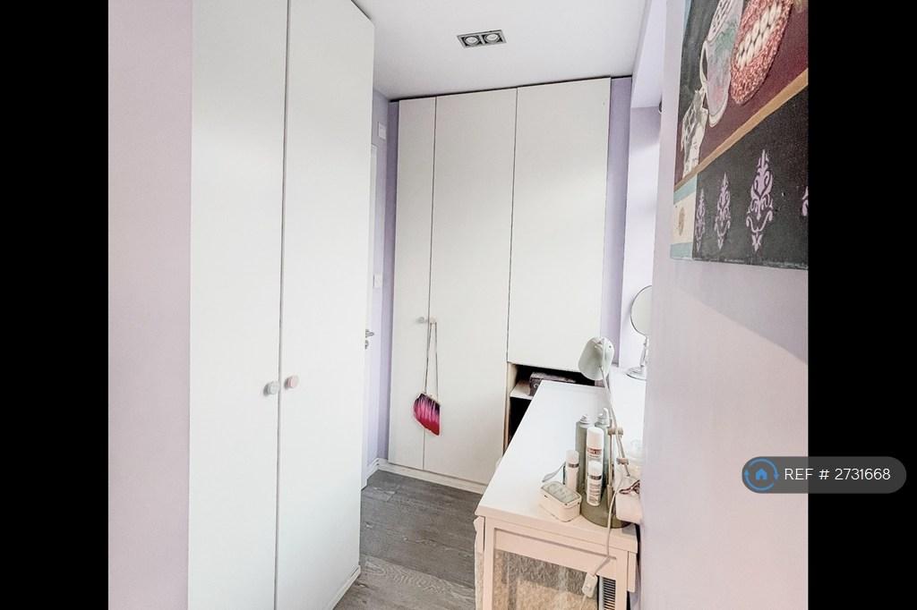 Dressing Room (Bedroom 01)