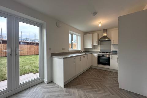 3 bedroom semi-detached house to rent, Monarch Avenue, Bamber Bridge, PR5