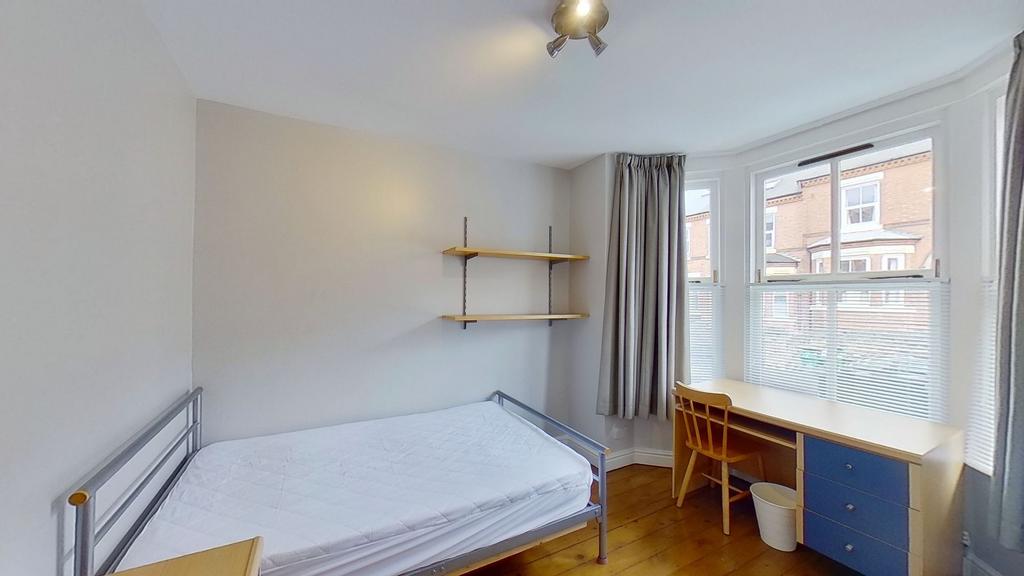 Bright, tidy double bedroom with a bay window l...