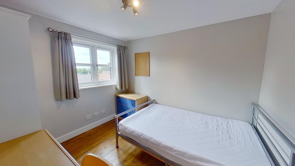 Bright, tidy single bedroom with a double-heigh...