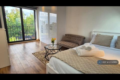 Studio to rent, Sparkbridge Road, Harrow, HA1