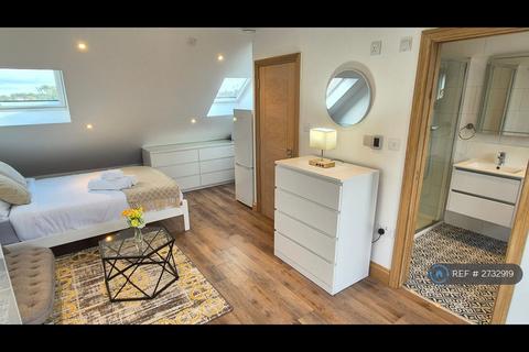 Studio to rent, Sparkbridge Road, Harrow, HA1