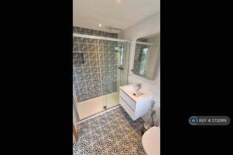 Studio to rent, Sparkbridge Road, Harrow, HA1
