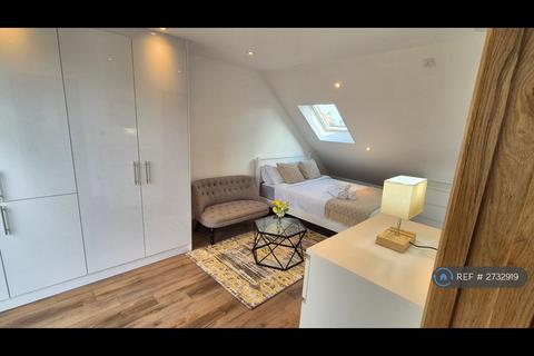 Studio to rent, Sparkbridge Road, Harrow, HA1