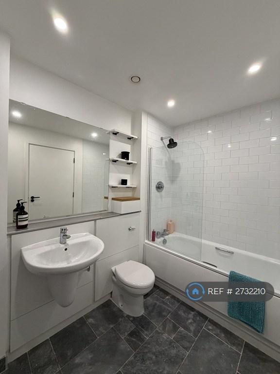 Elegant Bathroom With Full-Size Bathtub