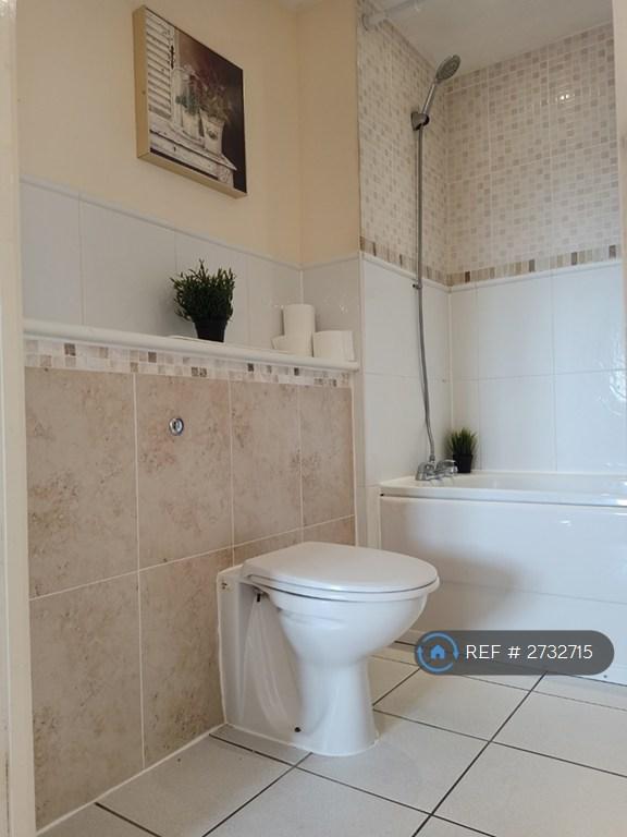 Family Bathroom 1