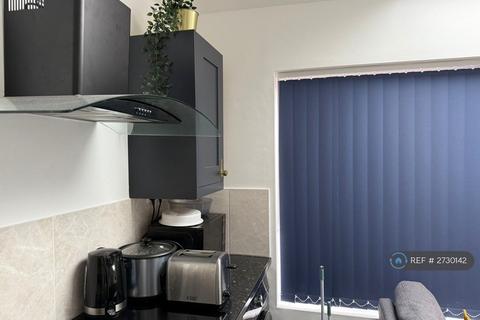 1 bedroom in a flat share to rent, St. Barnabas Road, Woodford Green, IG8