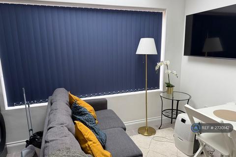 1 bedroom in a flat share to rent, St. Barnabas Road, Woodford Green, IG8