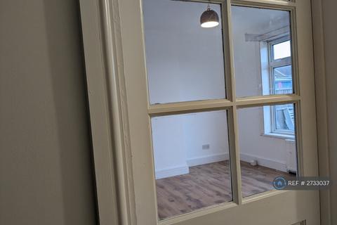 3 bedroom end of terrace house to rent, Vincent Gardens, Sheerness, ME12