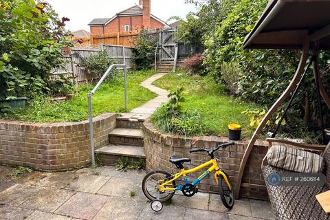 3 bedroom end of terrace house to rent, Coalmans Way, Burnham, Slough, SL1