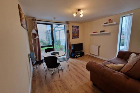 2 bedroom flat to rent, Salk Close, London