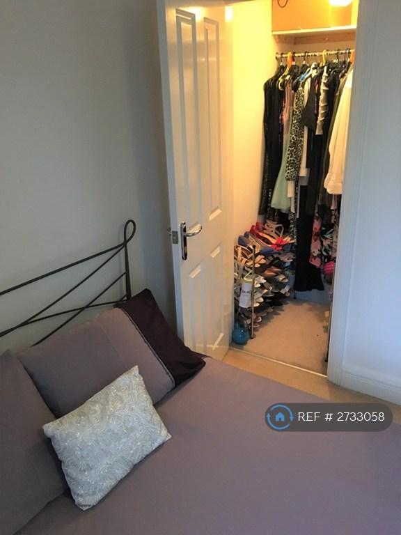 Walk-In Wardrobe (2nd Bedroom)