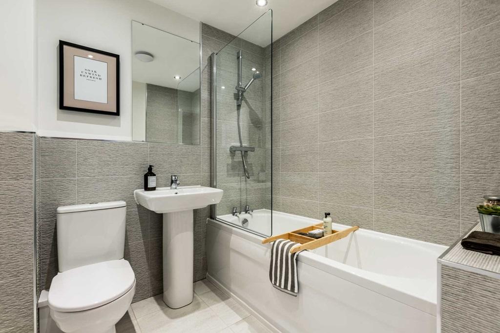 Contemporary main bathroom
