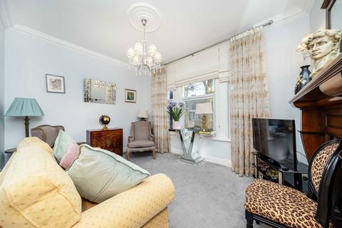 2 bedroom flat for sale, Elliott Road, London W4