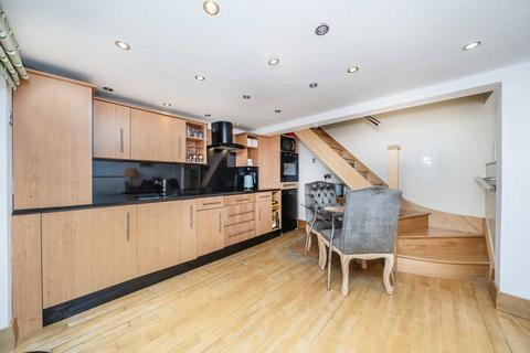 2 bedroom flat for sale, Elliott Road, London W4
