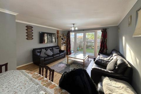 3 bedroom end of terrace house to rent, Mint Walk, Woking GU21