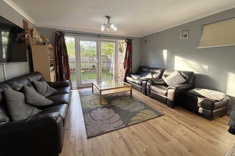 3 bedroom end of terrace house to rent, Mint Walk, Woking GU21