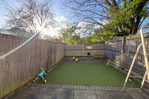 3 bedroom end of terrace house to rent, Mint Walk, Woking GU21