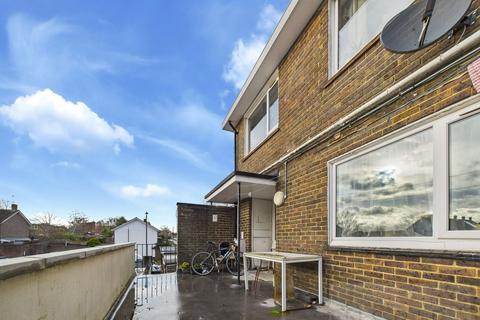 3 bedroom maisonette to rent, Southgate Parade, Crawley RH10