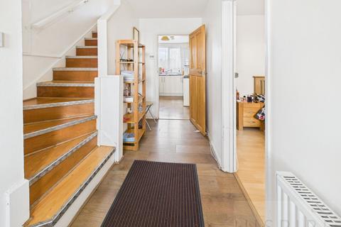 3 bedroom maisonette to rent, Southgate Parade, Crawley RH10