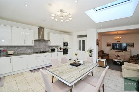4 bedroom semi-detached house for sale, Bawdsey Avenue, Ilford, IG2
