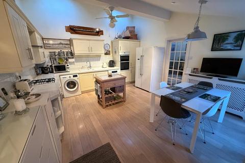 undefined, Manor Gardens, Lechlade