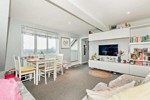 2 bedroom flat for sale, Tolworth Rise South, Tolworth KT5