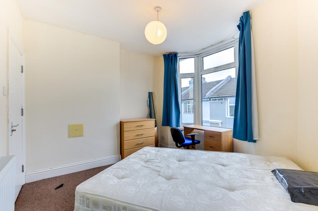 Bright, neutrally decorated double bedroom feat...