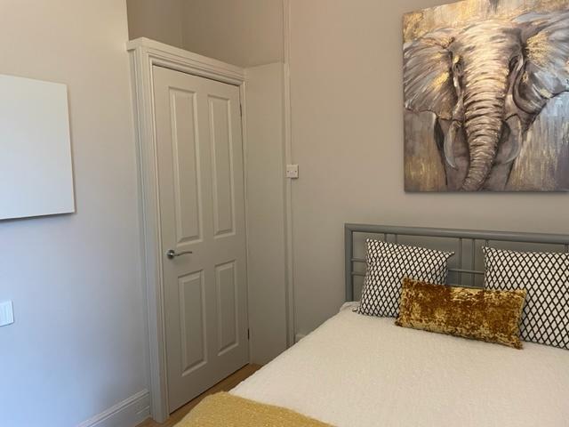 Bright, neatly presented bedroom with a comfy d...