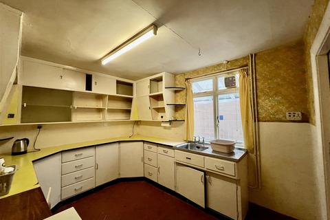 3 bedroom detached house for sale, Pentregwenlais Road, Llandybie, Ammanford