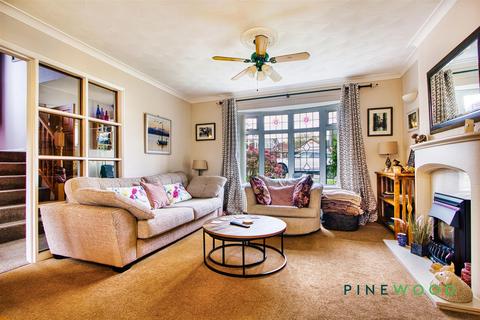 3 bedroom detached house for sale, Thorndon Way, Chesterfield S40