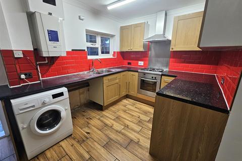 3 bedroom end of terrace house to rent, Cavalry Court, Aldershot