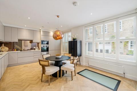 3 bedroom terraced house to rent, Coleherne Mews, London, SW10
